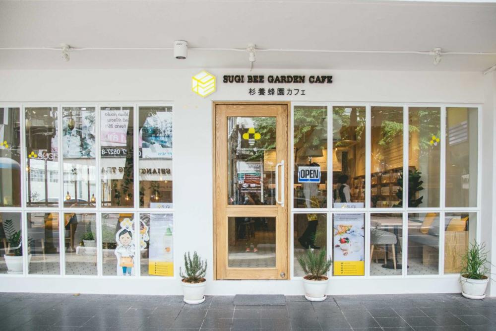 คาเฟ่สไตล์มินิมอล Sugi Bee Garden Café