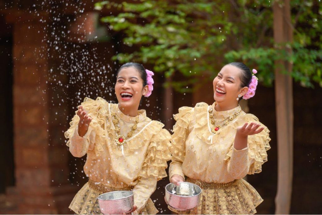 Shopee blog เทศกาลสงกรานต์ ผู้หญิง 2 คน สวมชุดไทย