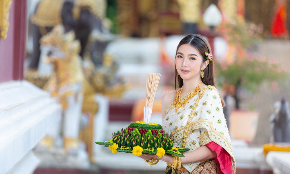ผู้หญิงใส่ชุดไทยถือกระทง