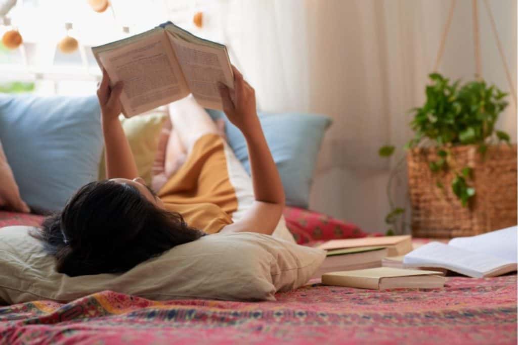 ผู้หญิงนอนอ่านหนังสือ