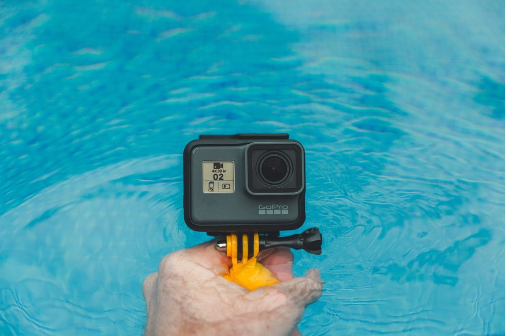 คนถือกล้อง GoPro ในน้ำ