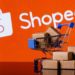 กล่องพัสดุในรถเข็นช้อปปิ้ง ข้างหลังเป็นข้อความ Shopee