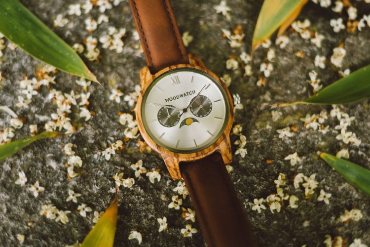 นาฬิกาข้อมือ วางบนพื้นดอกไม้