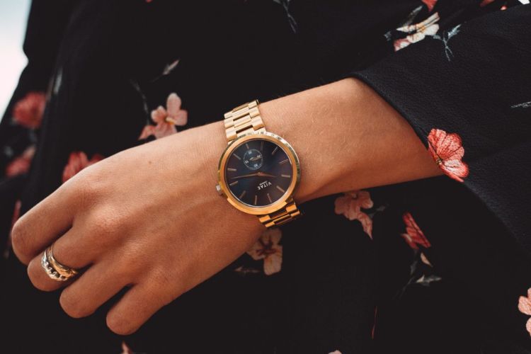 ผู้หญิงสวมนาฬิกาข้อมือสีทอง