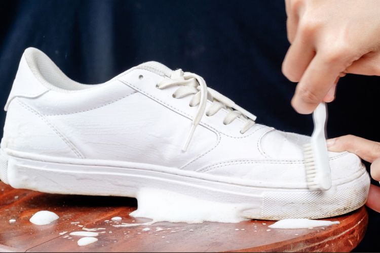  วิธีทำความสะอาดรองเท้าผ้าใบ ซักมือ