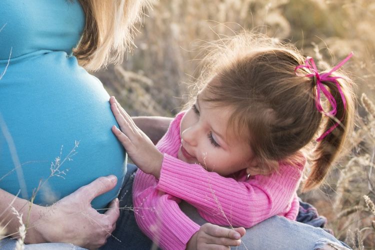 Shopee Blog คุณแม่ ตั้งครรภ์ สัมผัส วิธีกระตุ้นให้ลูกดิ้น